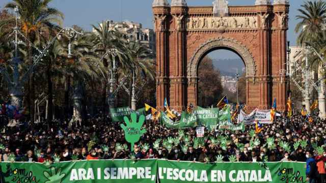 Manifestación en contra del bilingüismo escolar ante la sede del Tribunal Superior de Justicia de Cataluña
