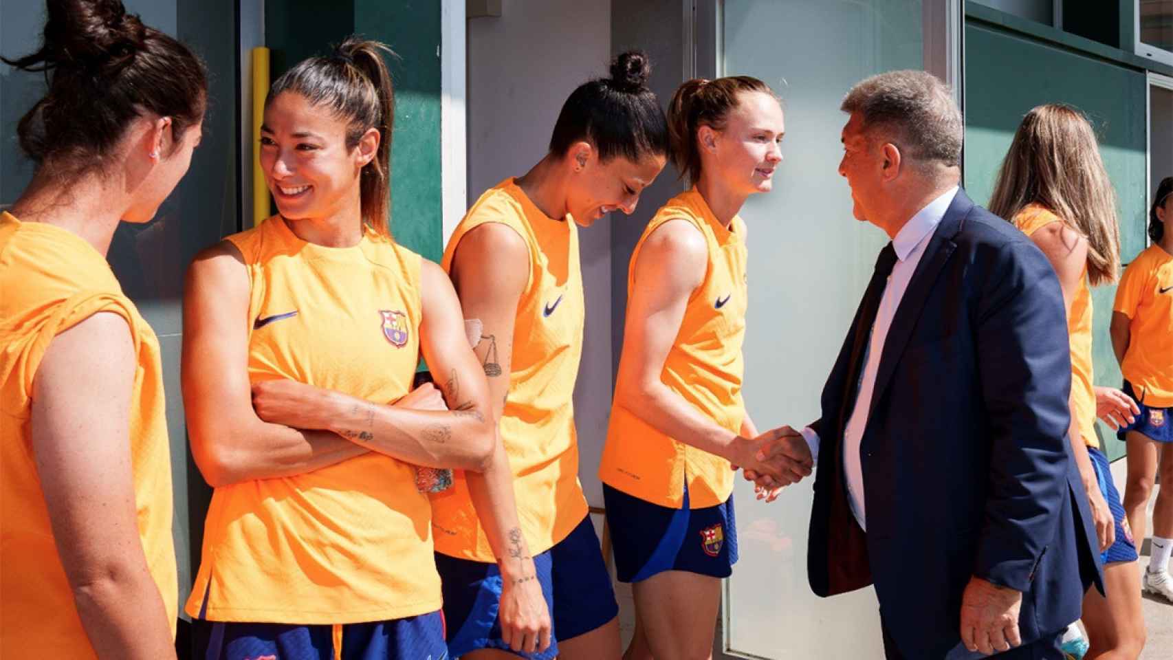 Joan Laporta, saludando a las jugadoras del Barça Femenino / REDES