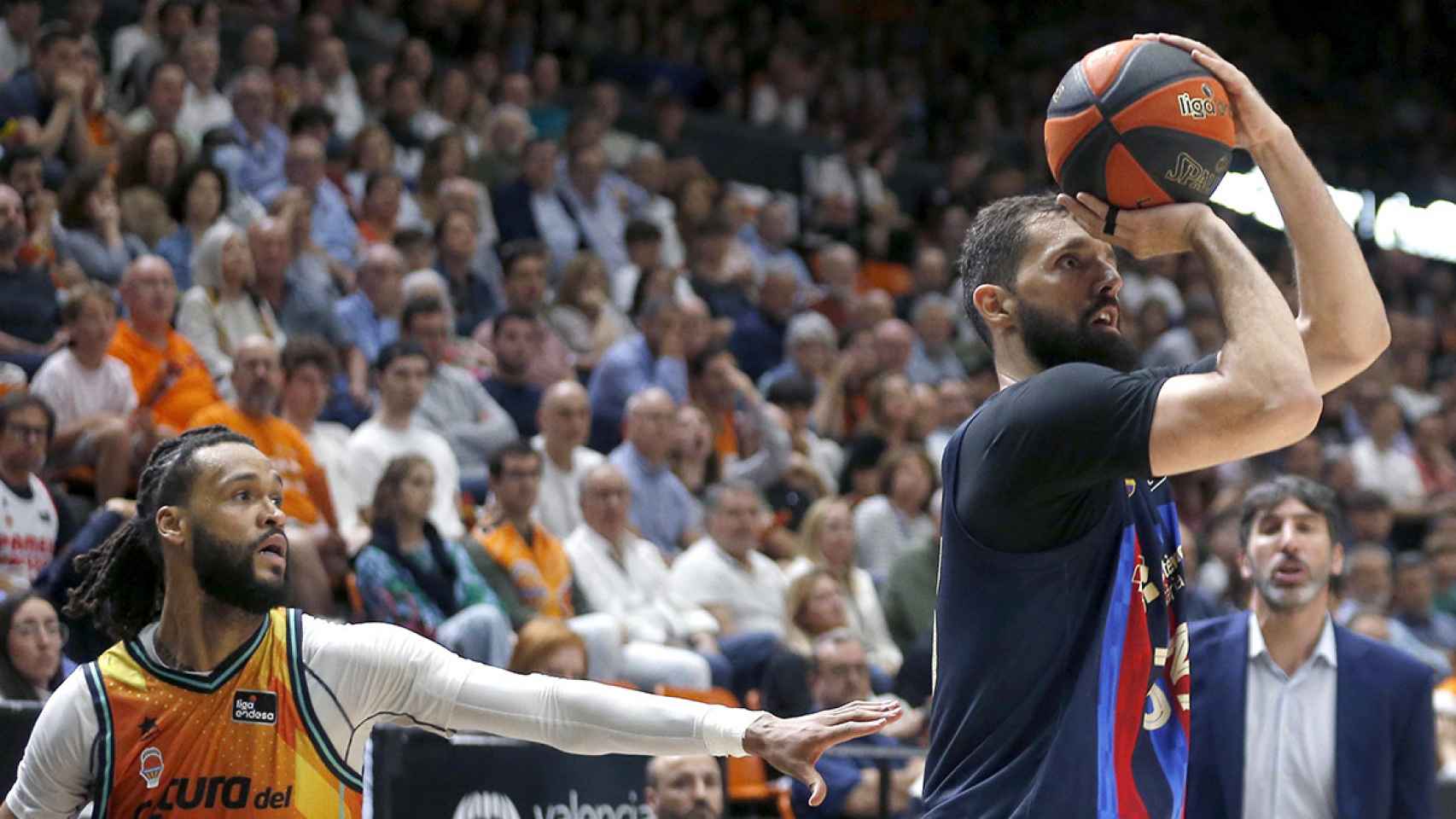 Mirotic acierta un triple, durante el triunfo del Barça contra el Valencia / EFE