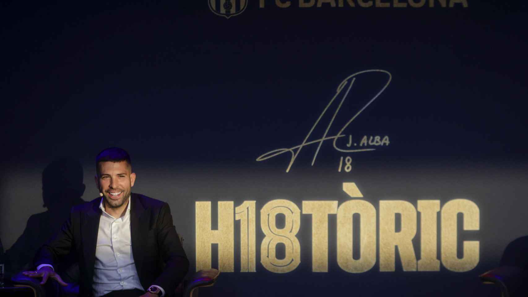 Jordi Alba dibuja su mejor sonrisa en su acto oficial para despedirse del Barça