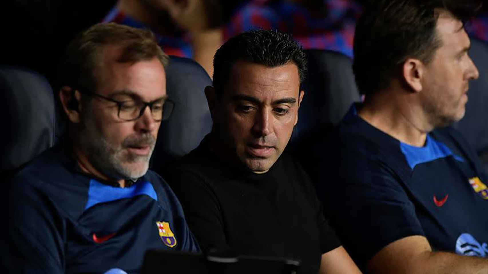 Xavi Hernández, junto a sus ayudantes en el banquillo del FC Barcelona / EFE