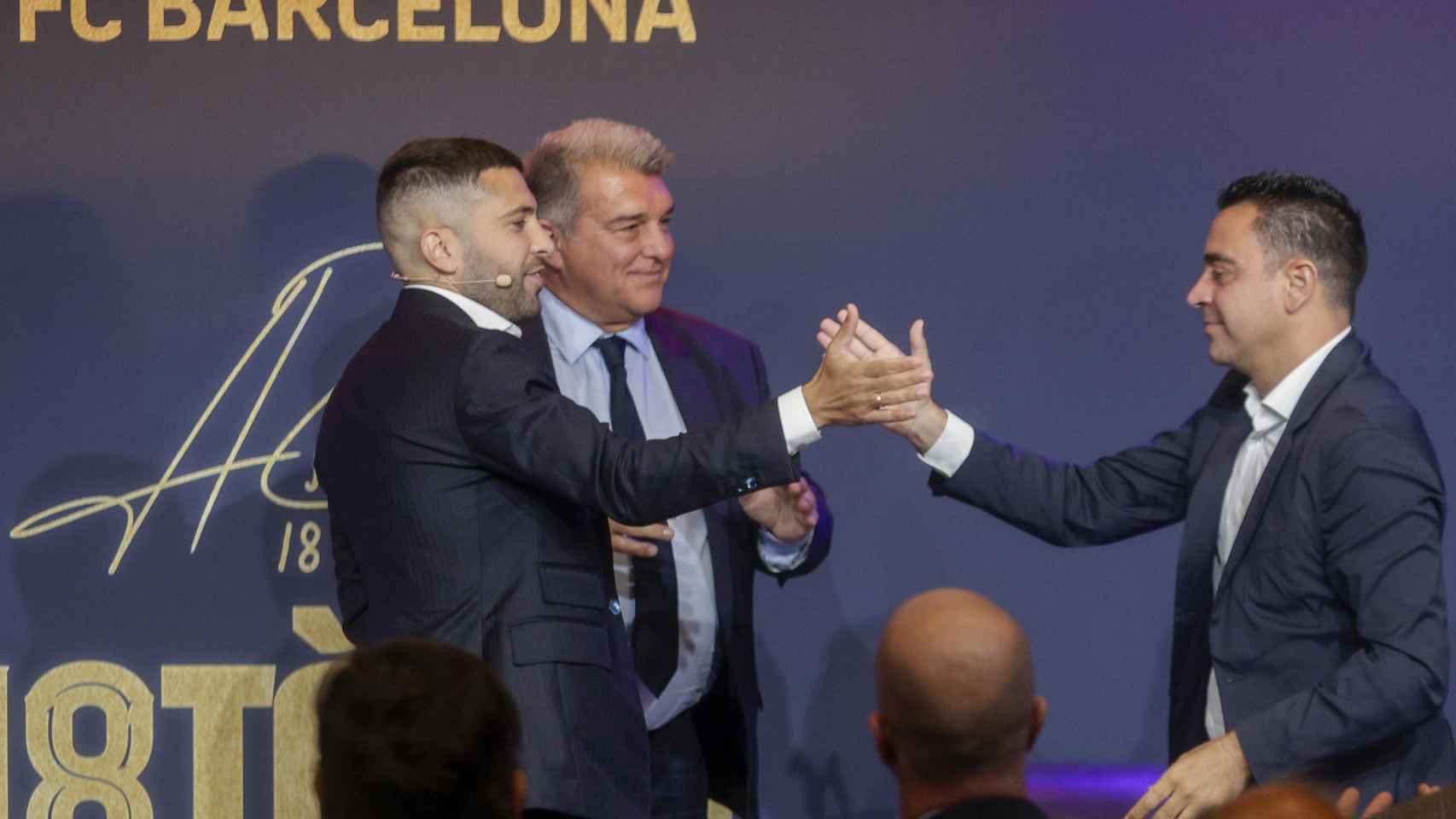 Jordi Alba, junto a Laporta y Xavi en su acto de despedida del Barça