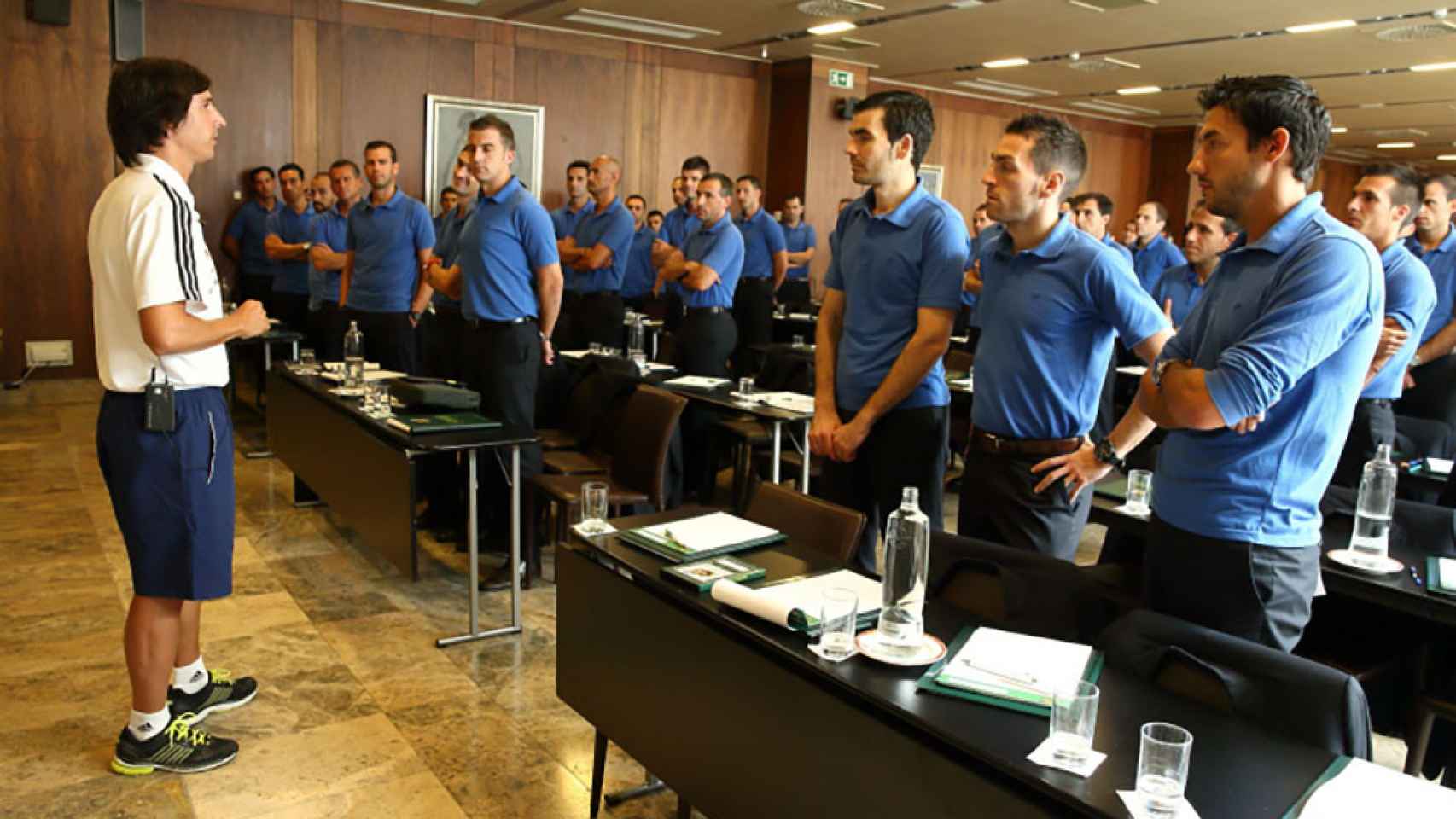 Javier Enríquez imparte una sesión a un grupo de árbitros