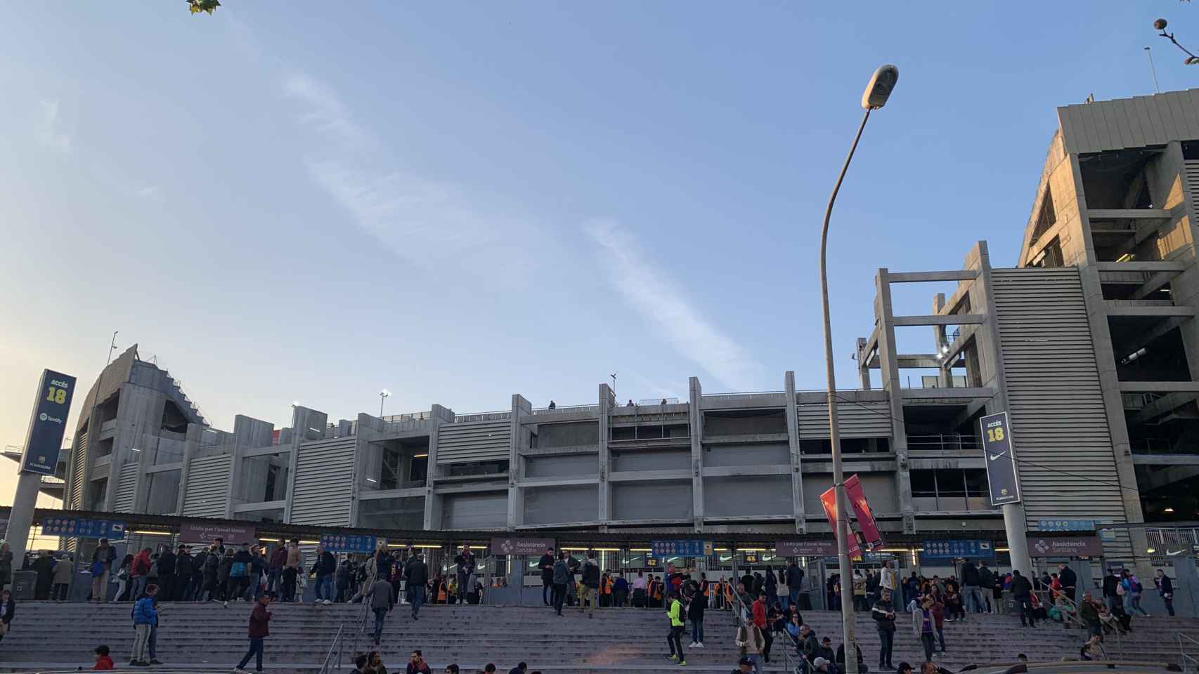 El Camp Nou, sin la tercera gradería en un día de partido