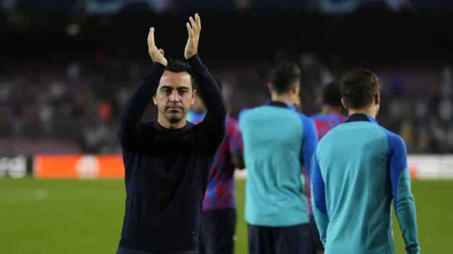 Xavi Hernández aplaude a la afición del Barça