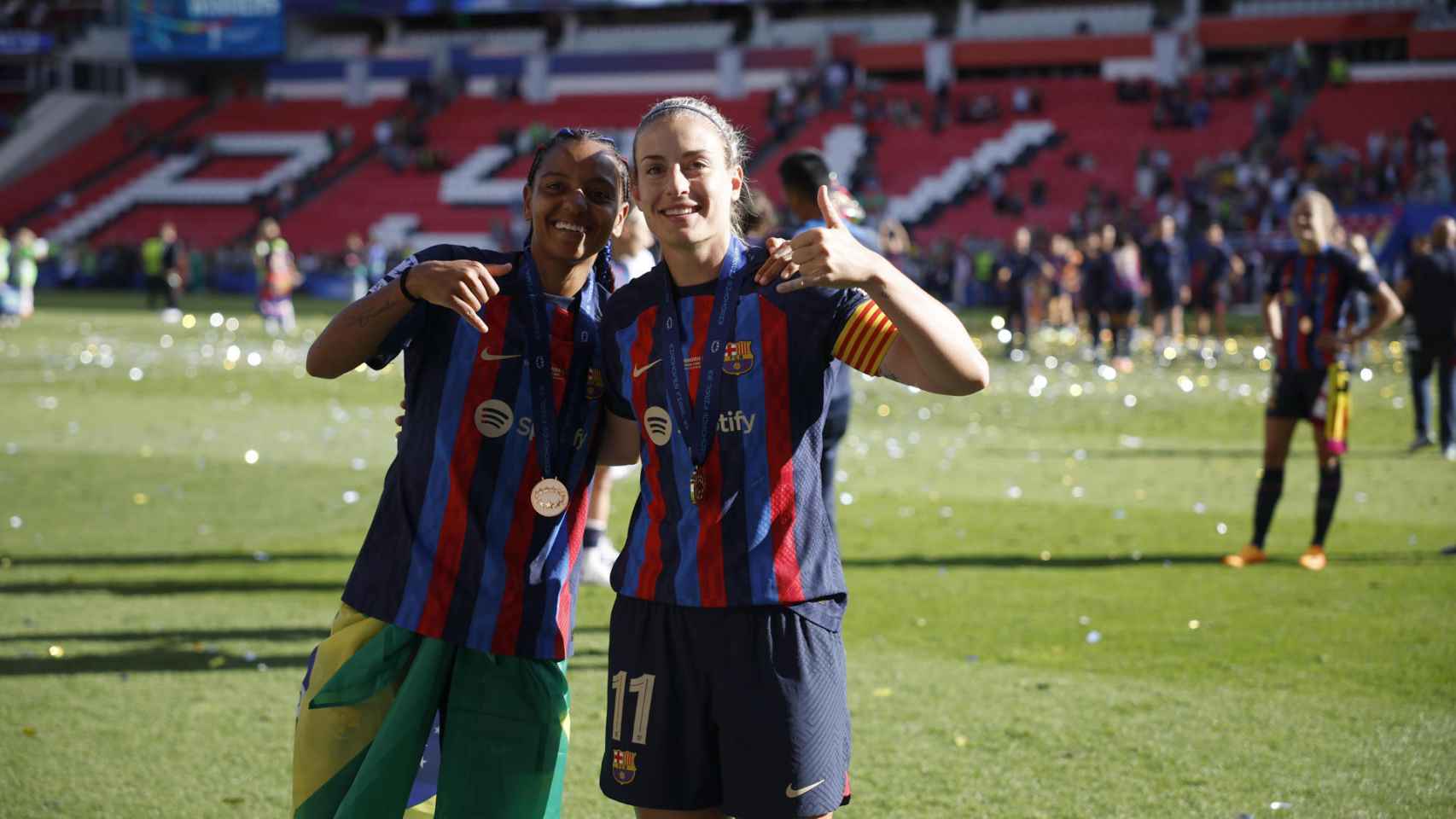 Alexia Putellas y Geyse Ferreira celebran la victoria en Champions