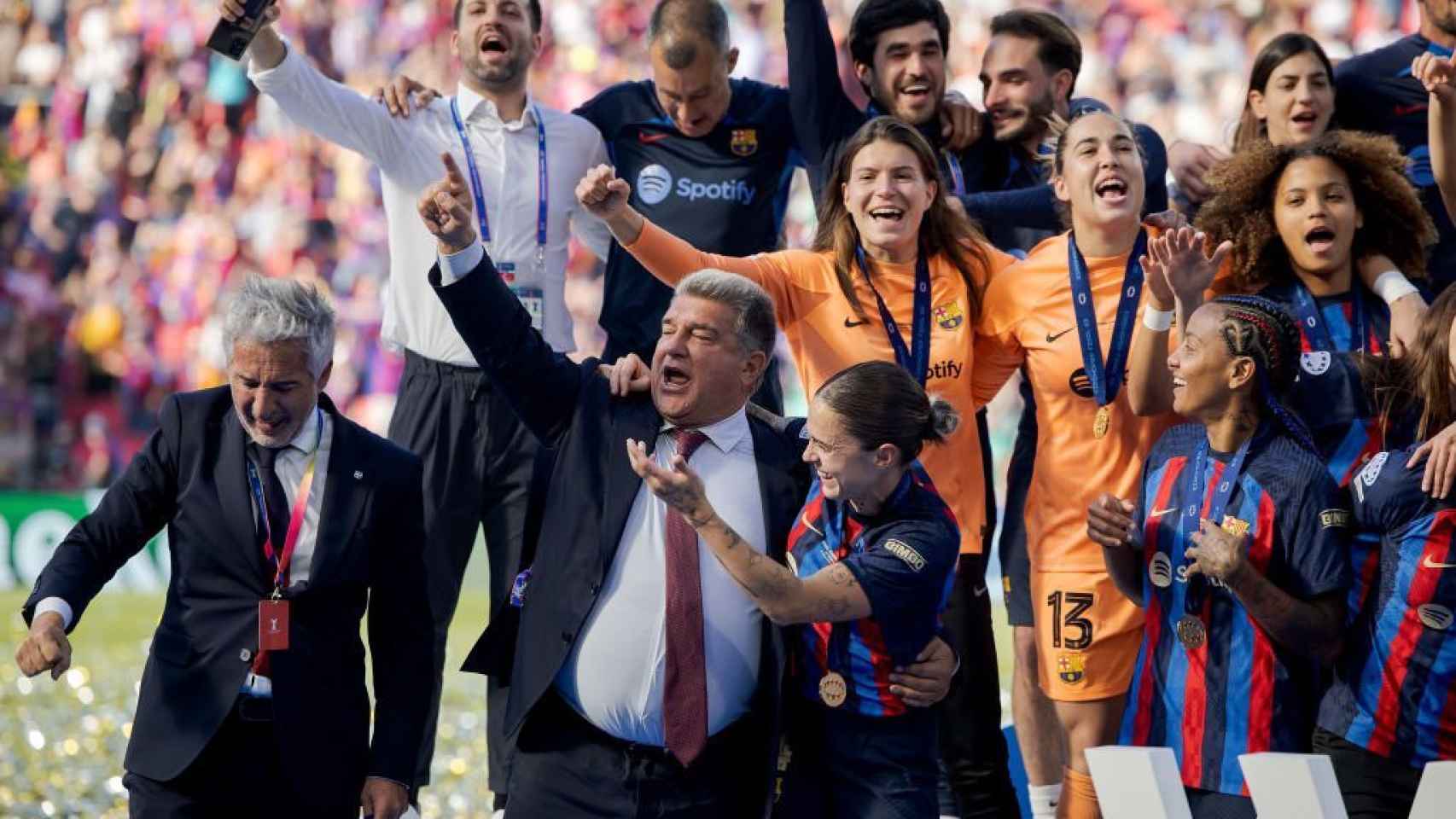 Laporta celebra con el Barça femenino la segunda Champions League