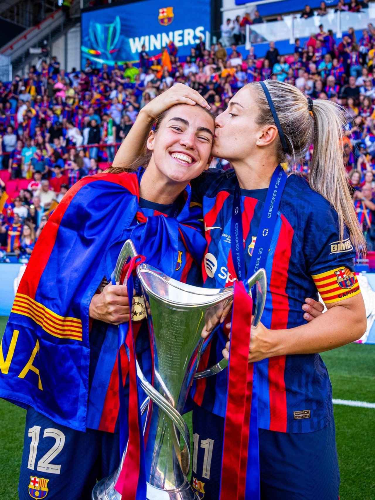 Alexia Putellas besa a Patri Guijarro, autora de dos goles en la final de la Champions