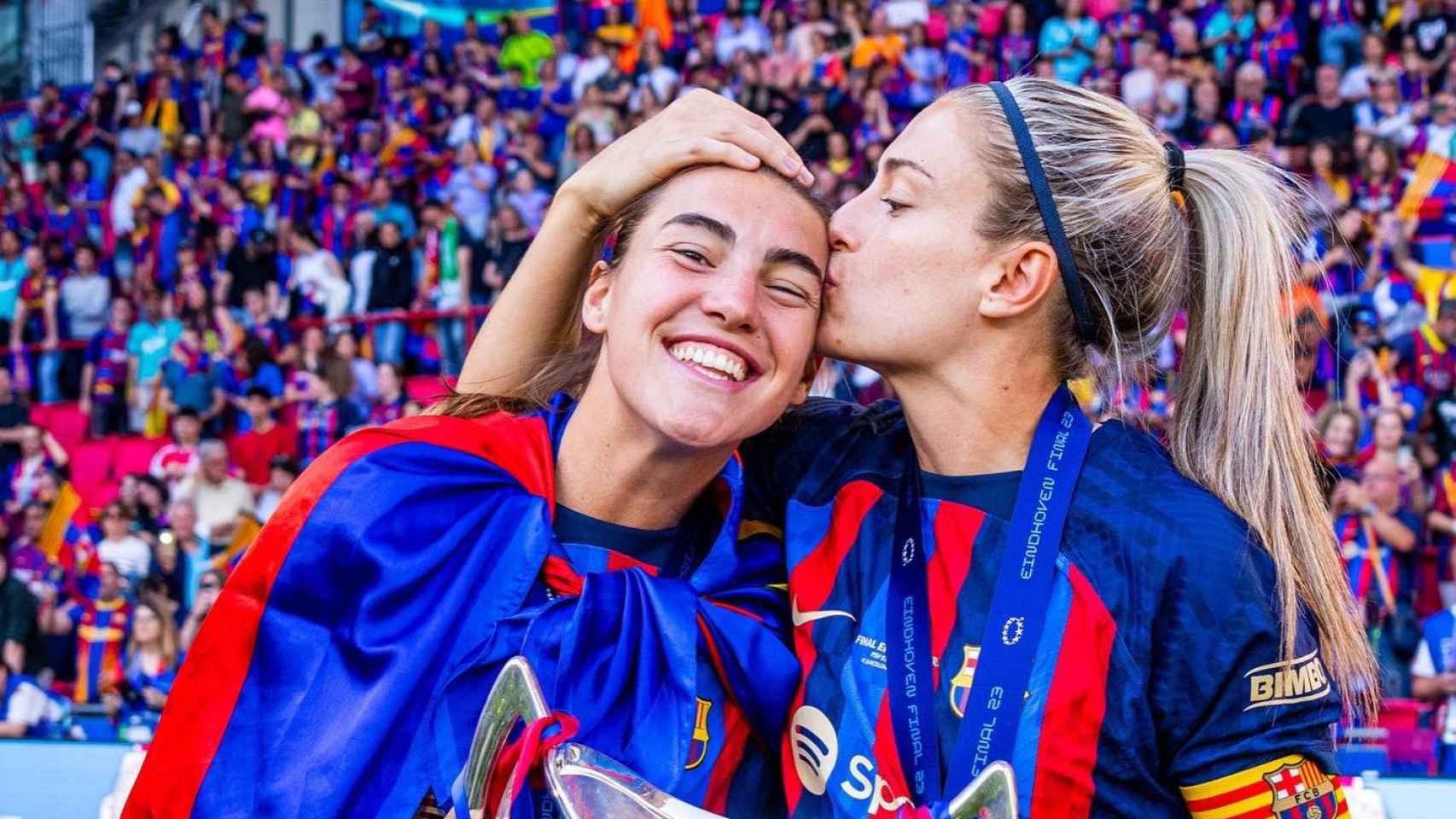 Alexia Putellas besa a Patri Guijarro, autora de dos goles en la final de la Champions