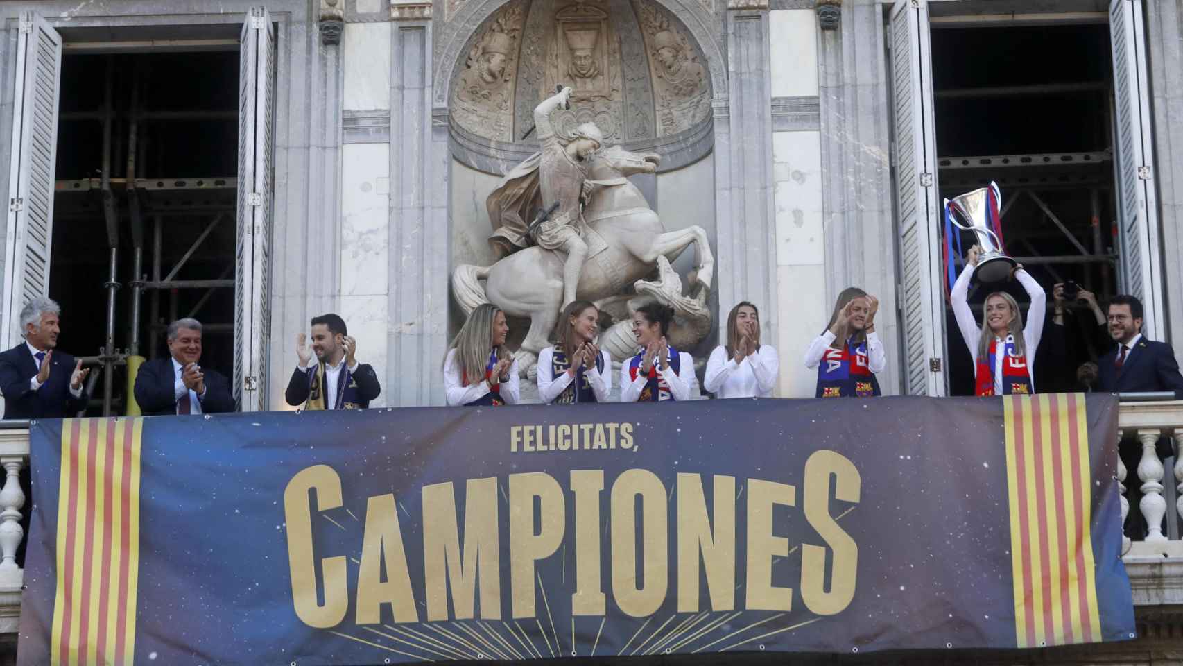 El Barça Femenino celebra en el balcón del Ayuntamiento la consecución de la Champions