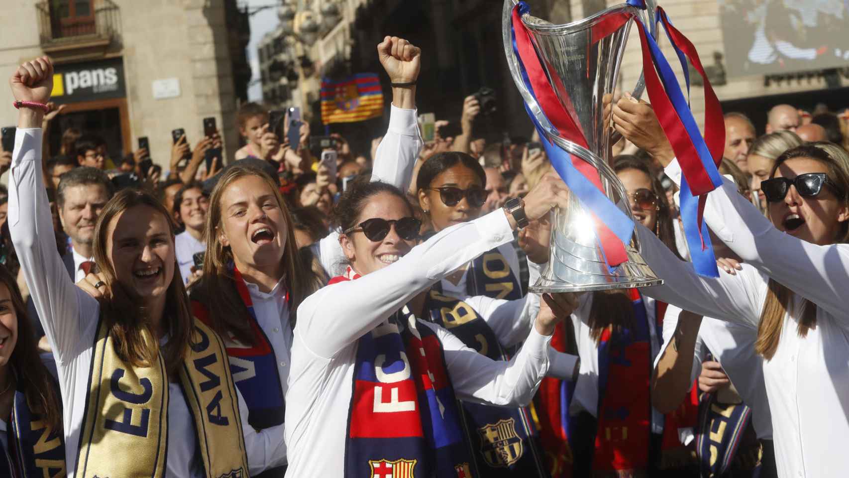 Las jugadoras del Barça Femenino llevan el trofeo de Champions en la Plaza Sant Jaume