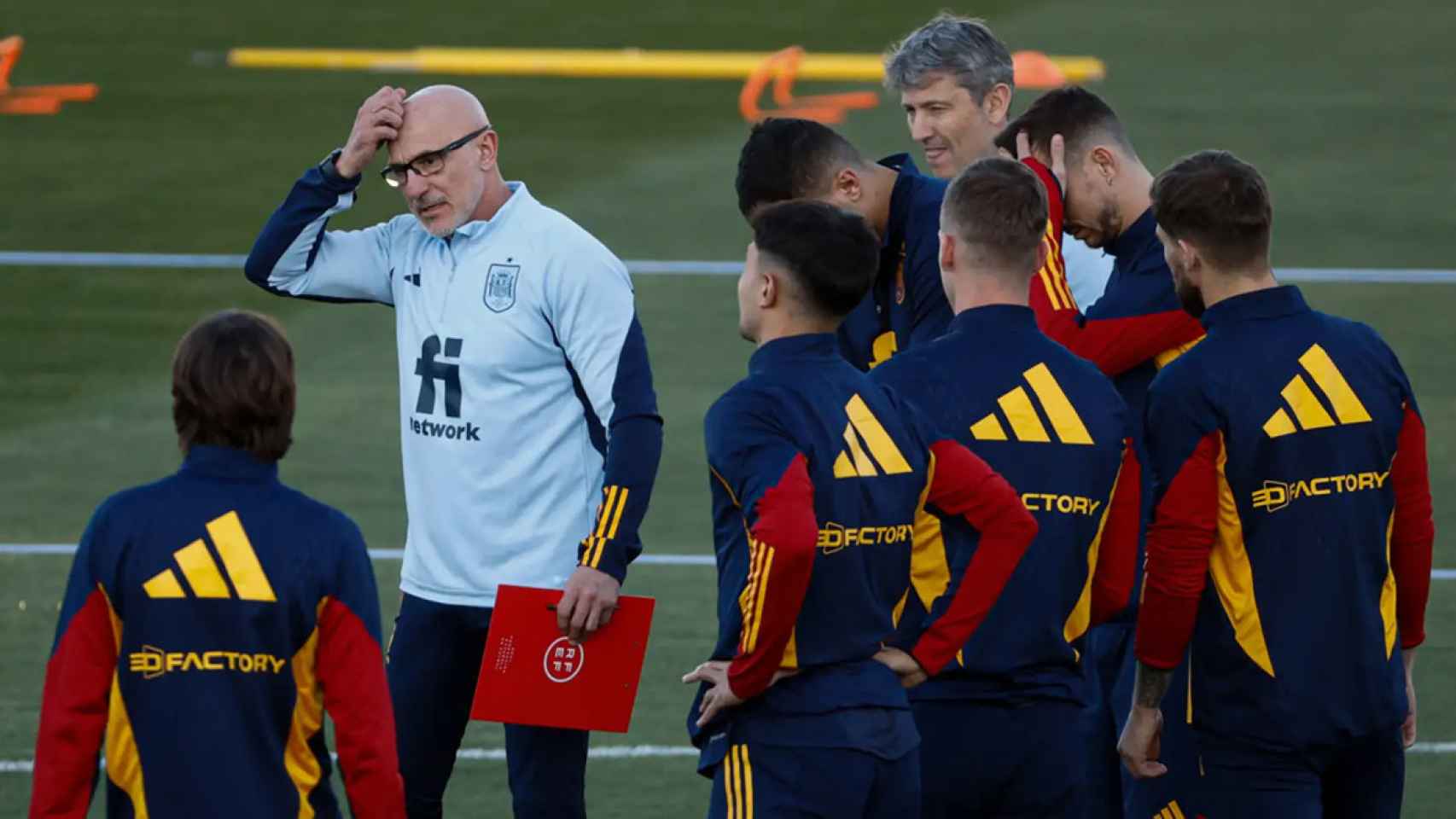 Luis de la Fuente dirige un entrenamiento de la selección de España / EFE