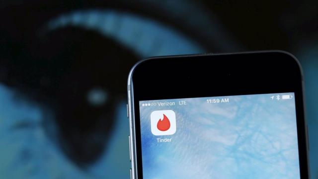 La app de Tinder en un móvil