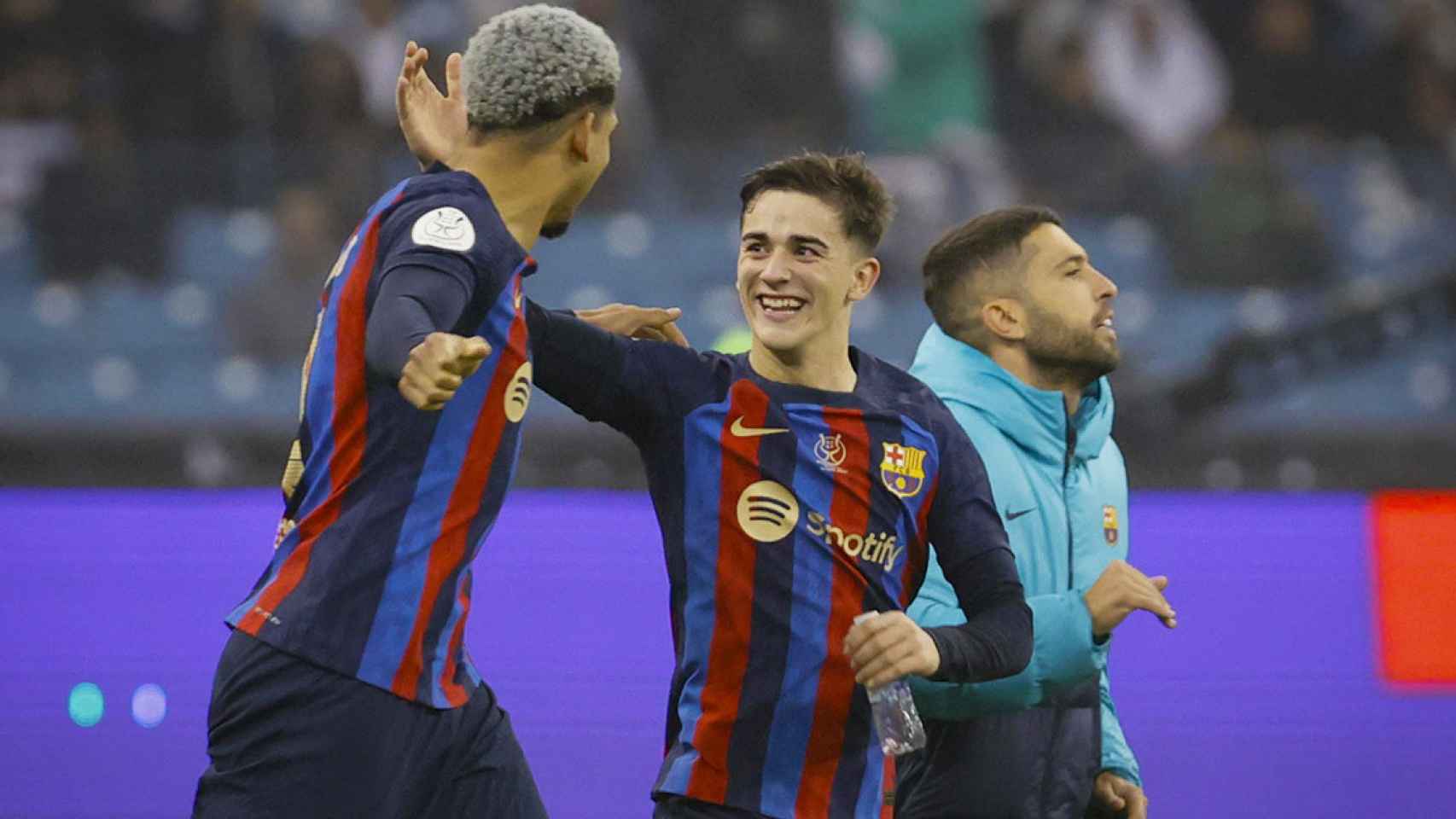 Araujo, Gavi y Jordi Alba celebran la victoria del Barça sobre el Real Madrid en la Supercopa