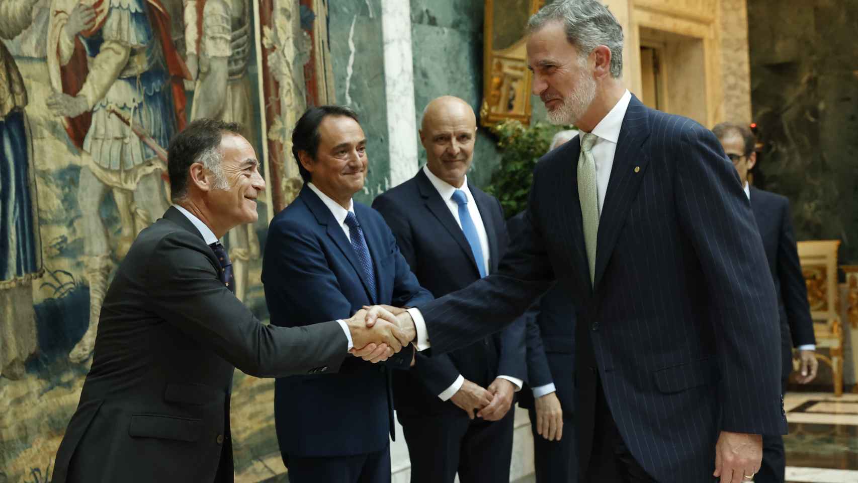 El Rey saluda a la delegación de Fira de Barcelona en el Palacio Albéniz