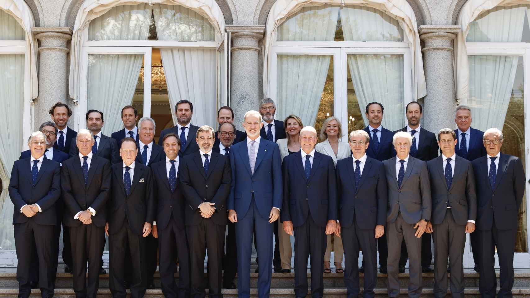 El Rey posa con miembros de la Junta Directiva del Círculo Ecuestre en el Palacio Albéniz