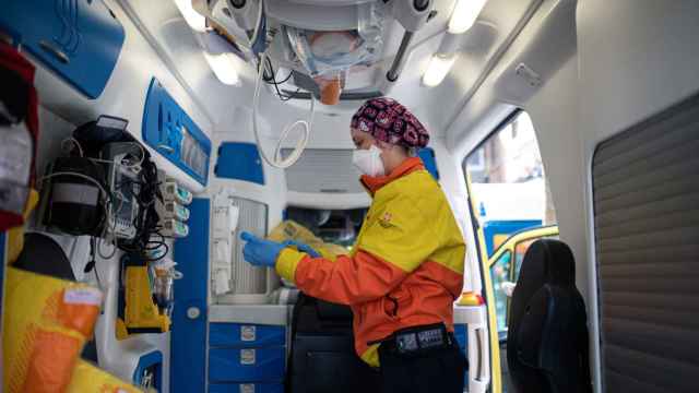 Una técnico del Sistema de Emergencias Médicas (SEM) de la Generalitat de Cataluña en una ambulancia