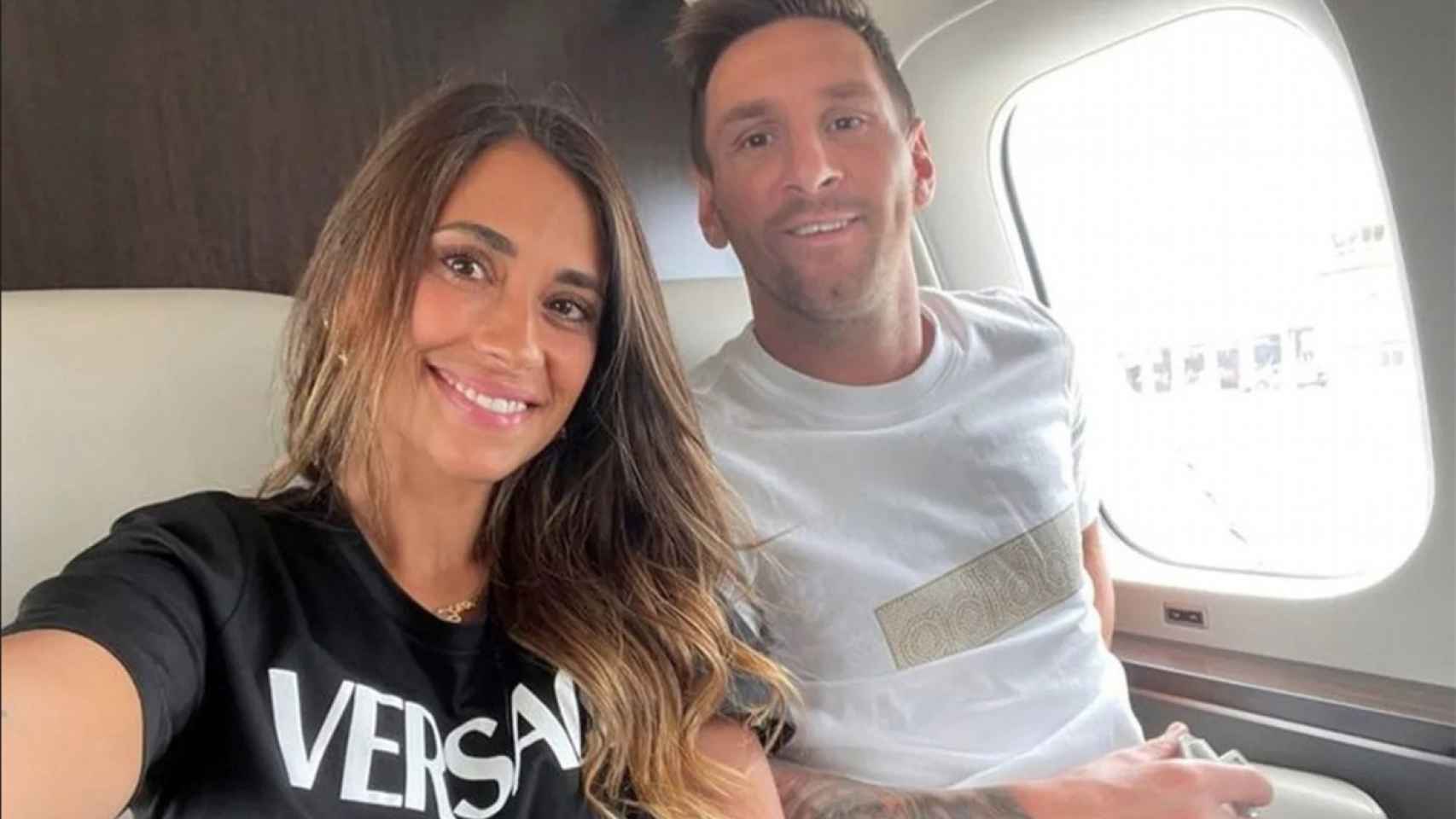 Leo Messi y Antonella Roccuzzo, dentro de un avión / REDES