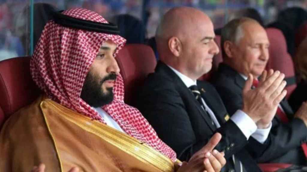 Bin Salman, uno de los grandes jeques de Arabia Saudí, junto a Gianni Infantino de la FIFA / REDES
