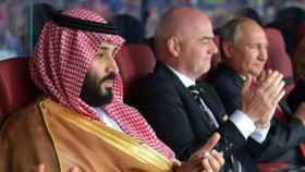 Bin Salman, uno de los grandes jeques de Arabia Saudí, junto a Gianni Infantino de la FIFA