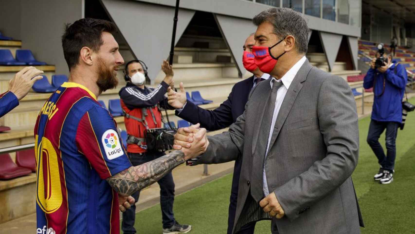Leo Messi saluda a Joan Laporta durante un entrenamiento del Barça / FCB
