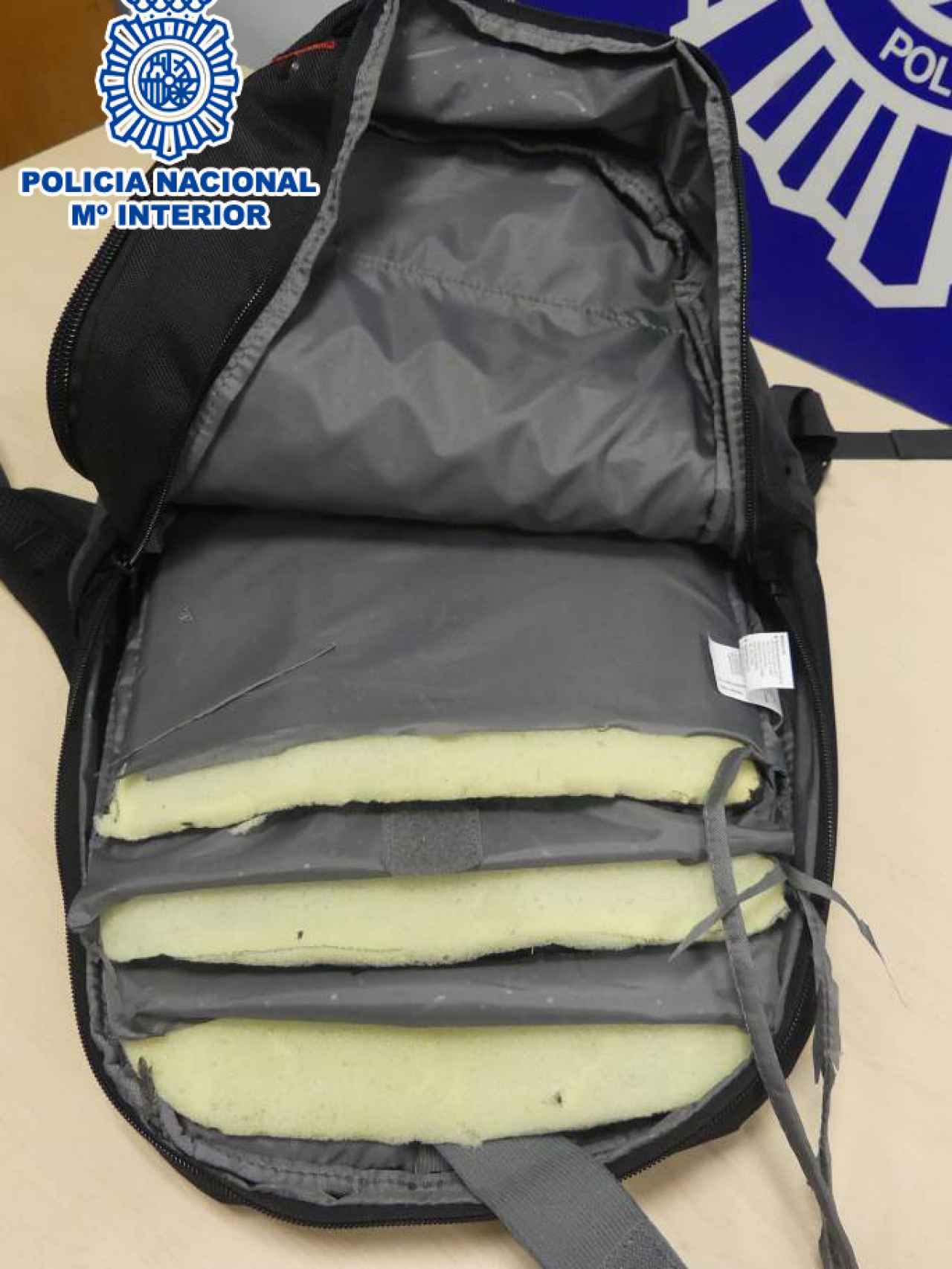 Una de las mochilas en las que los detenidos habían ocultado cocaína en dobles fondos