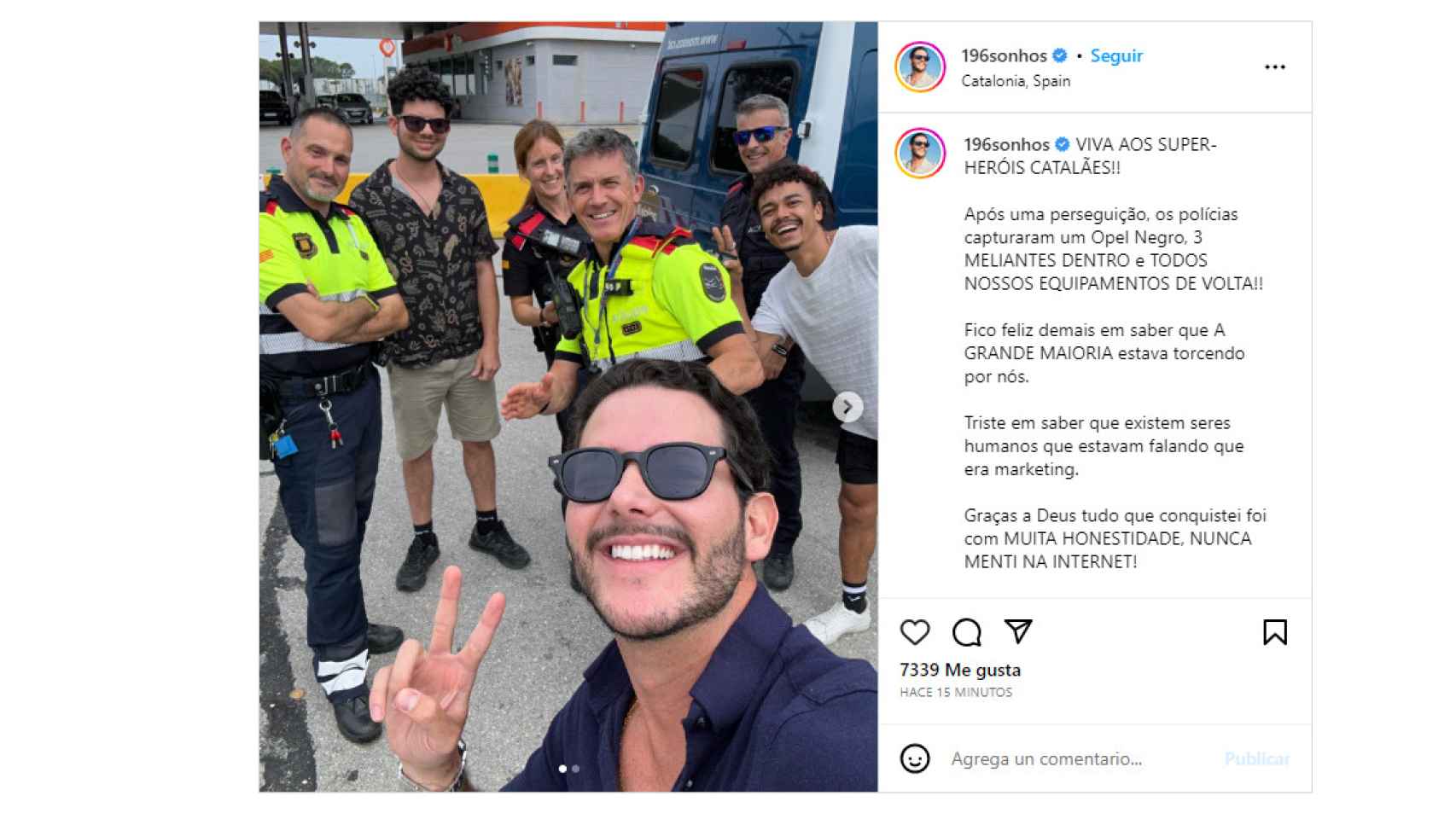 El instagramer Anderson Dias posa con los agentes que han evitado su robo