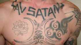 Tatuajes satánicos en el pecho del detenido en el Vall d'Aran