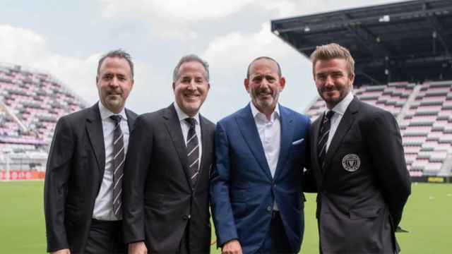 Jose y Jorge Mas, David Beckham y Marcelo Claure en el estadio del Inter Miami