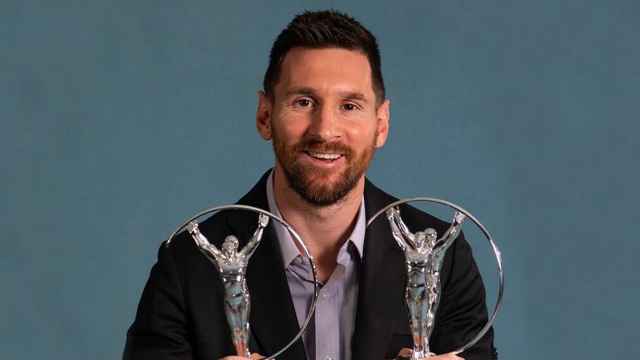 Messi posa con varios trofeos de los Premios Laureus