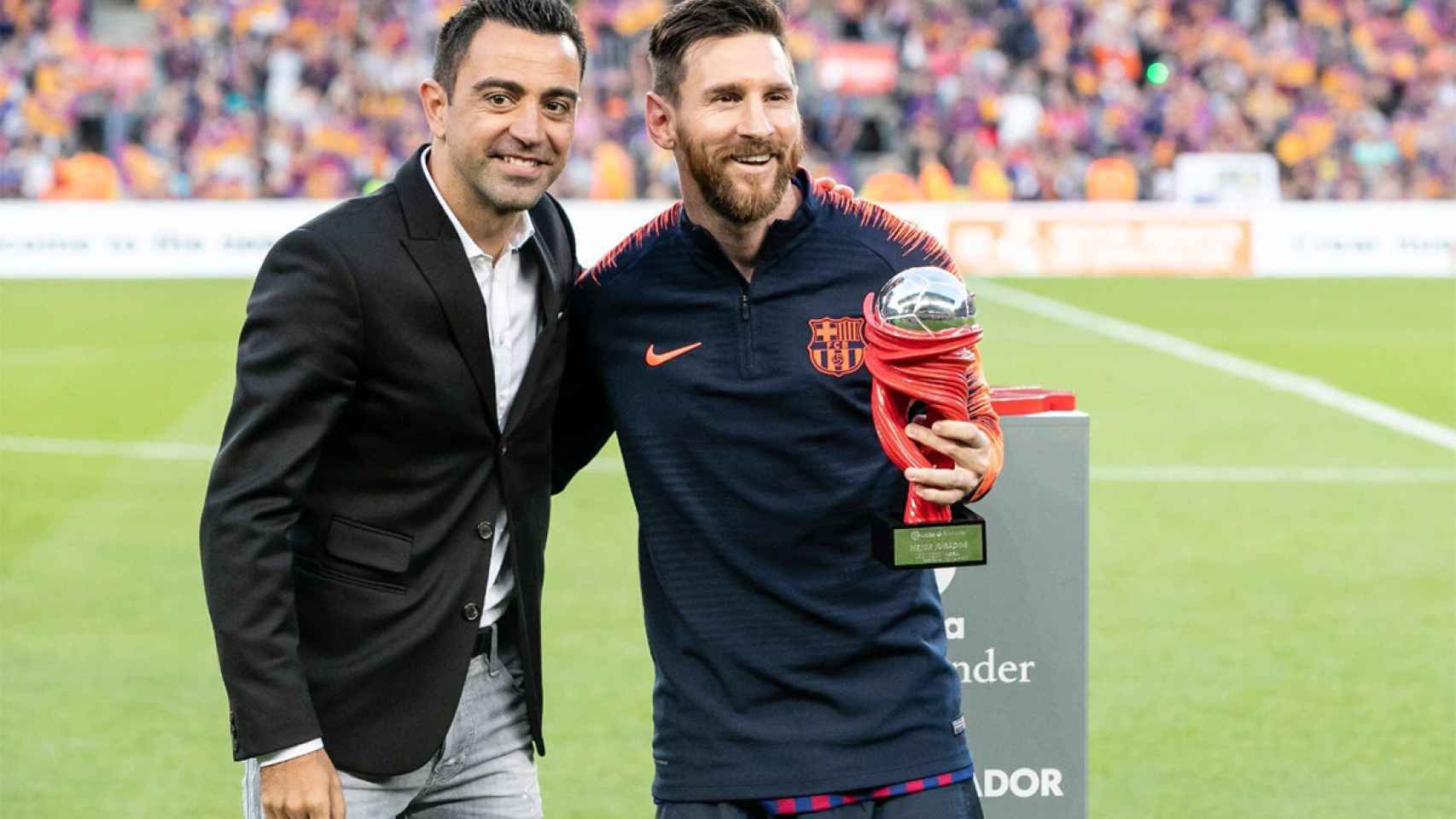 Xavi Hernández, después de entregar un premio a Messi en una imagen de archivo / REDESA