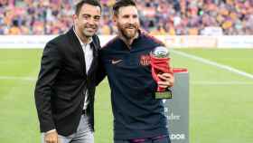 Xavi Hernández, después de entregar un premio a Messi en una imagen de archivo / REDES