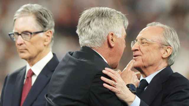 El abrazo entre Florentino Pérez y Carlo Ancelotti, después de un partido del Real Madrid / EFE