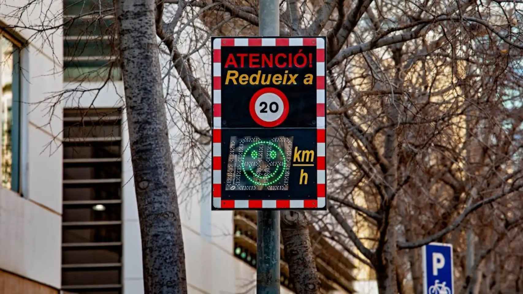 Un radar pedagógico instalado en una calle de Barcelona