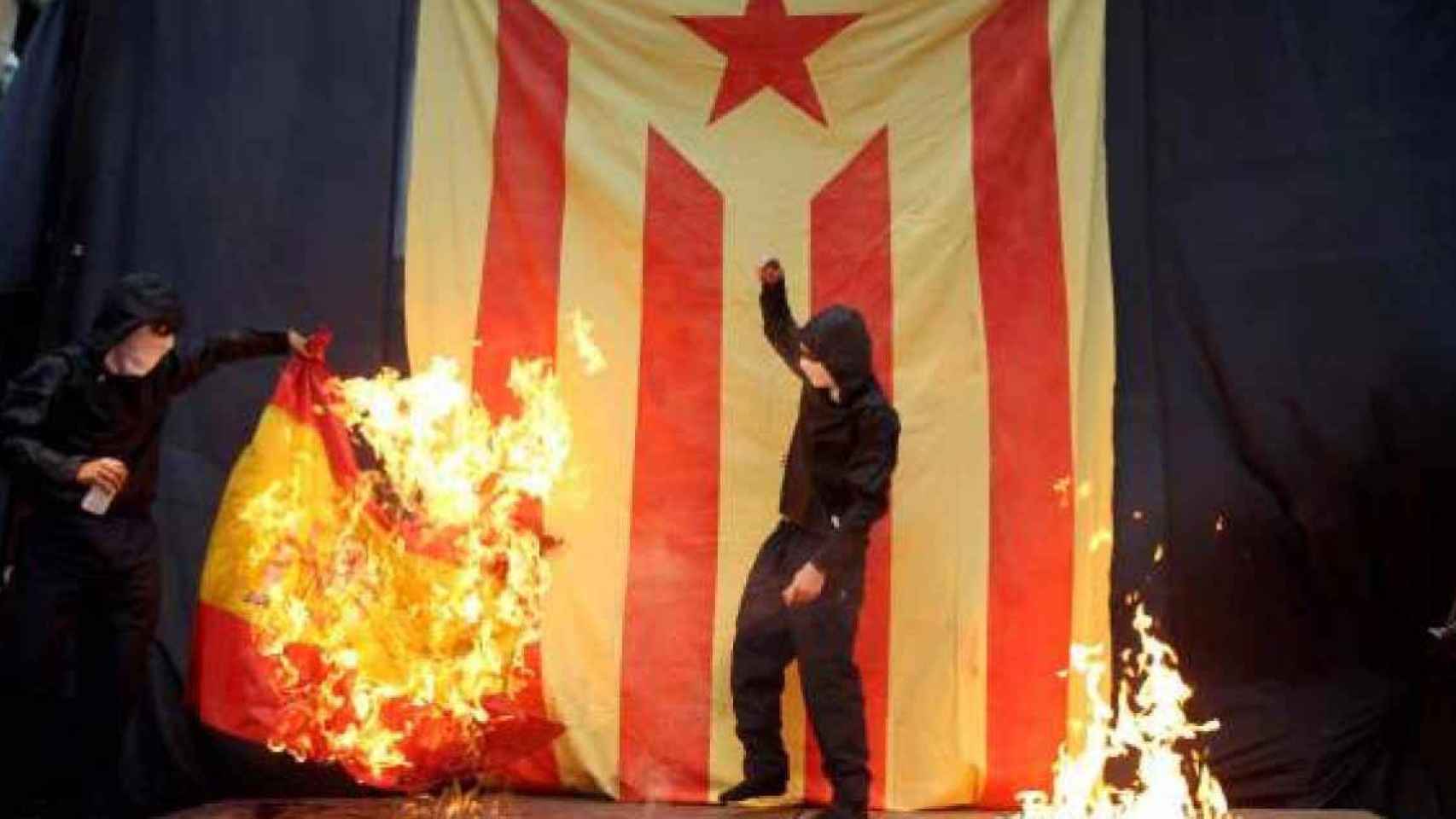 Encapuchados queman la bandera española en la Diada