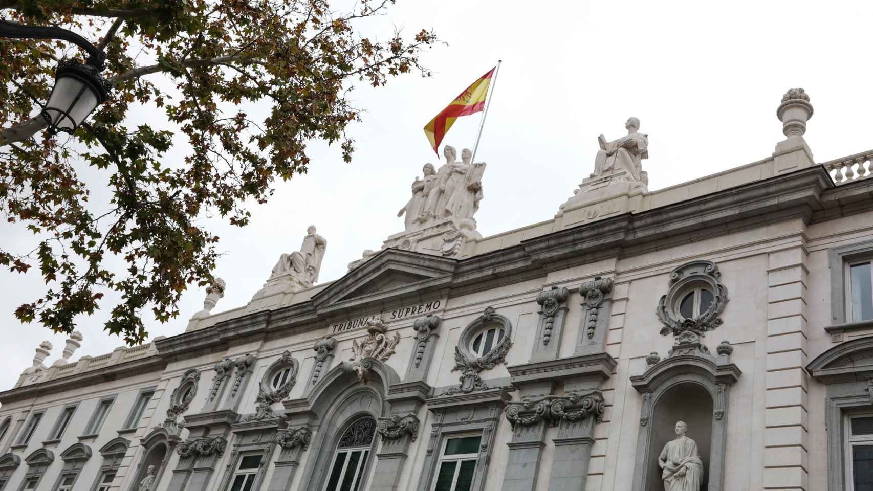 Fachada del edificio del Tribunal Supremo con la bandera española en lo alto