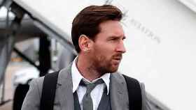 Messi, de traje, en un viaje con el FC Barcelona hace varias temporadas / FCB