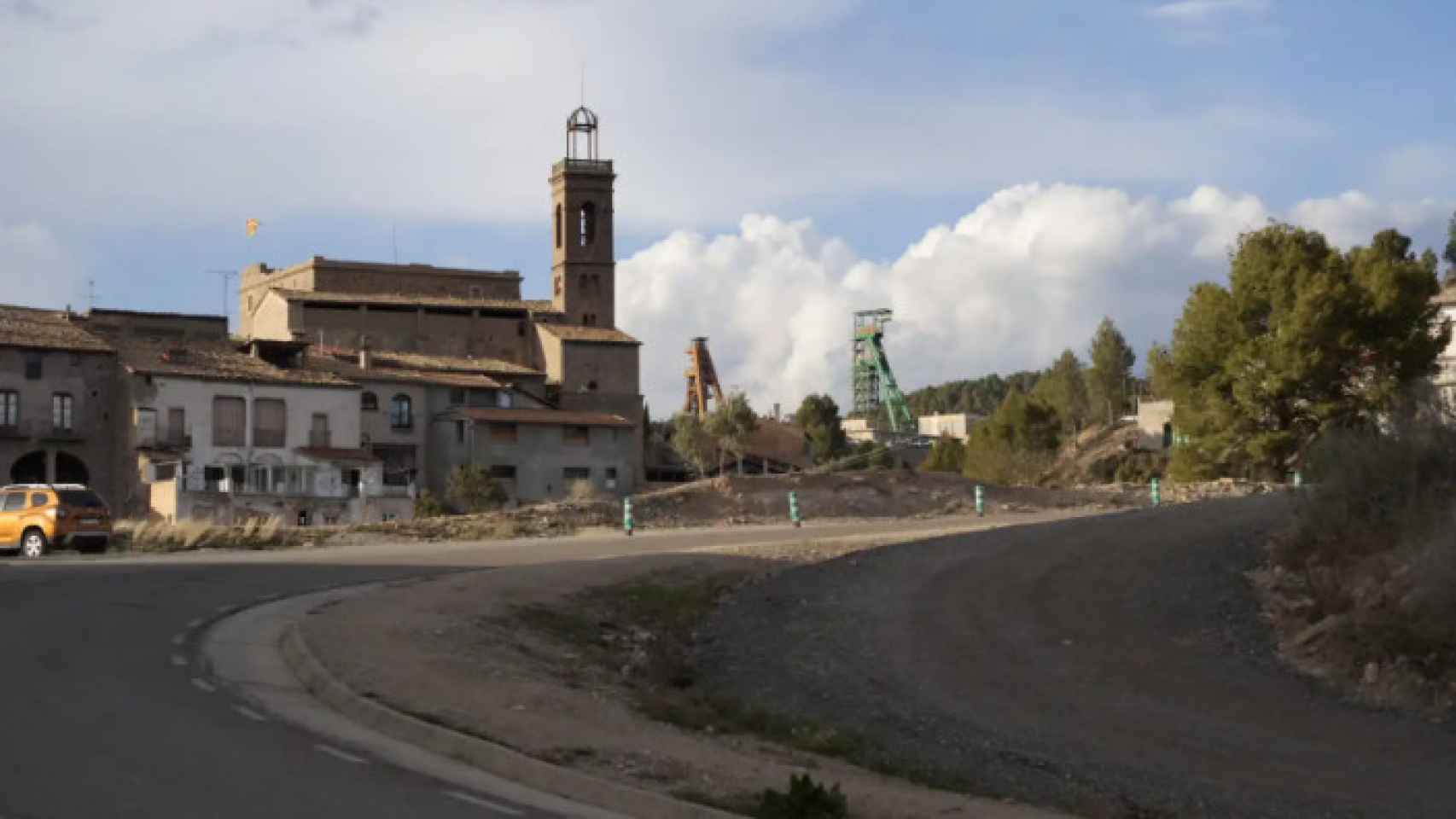 El pueblo de Súria con la mina de Iberpotash al fondo