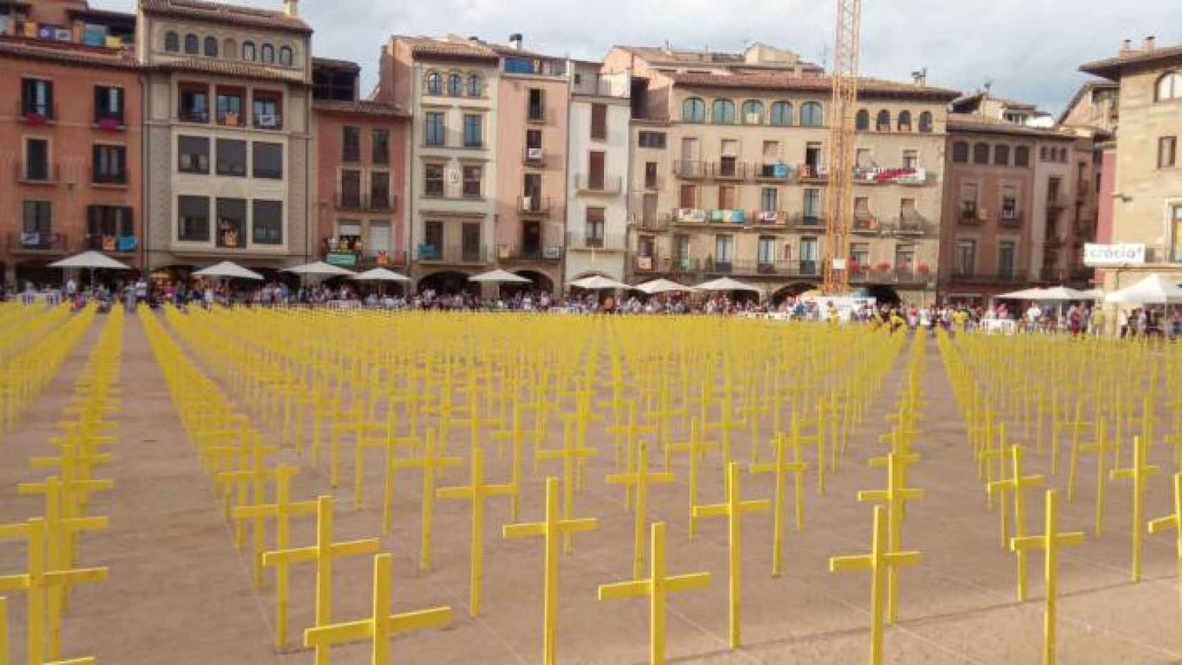 'Cementerio' de cruces amarillas en la plaza mayor de Vic