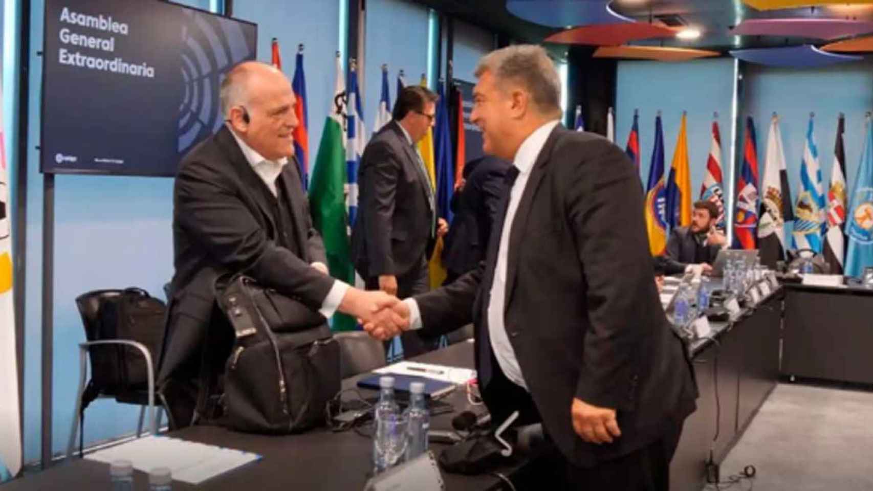 Javier Tebas saluda a Joan Laporta en la Asamblea General Extraodinaria de la Liga