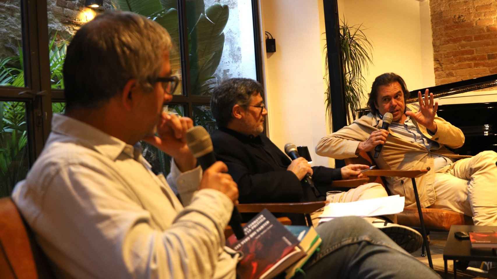 Jordi Amat, Manel Manchón y Andreu Jaume en el debate sobre Ferrater