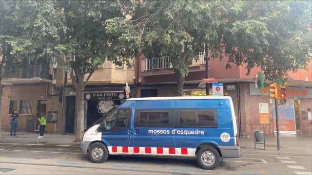 Los Mossos d'Esquadra registran un domicilio de la calle Torrent Gornal en L’Hospitalet de Llobregat