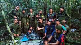 Fotografía cedida por las Fuerzas Militares de Colombia que muestra a soldados e indígenas junto a los niños rescatados tras 40 días en la selva