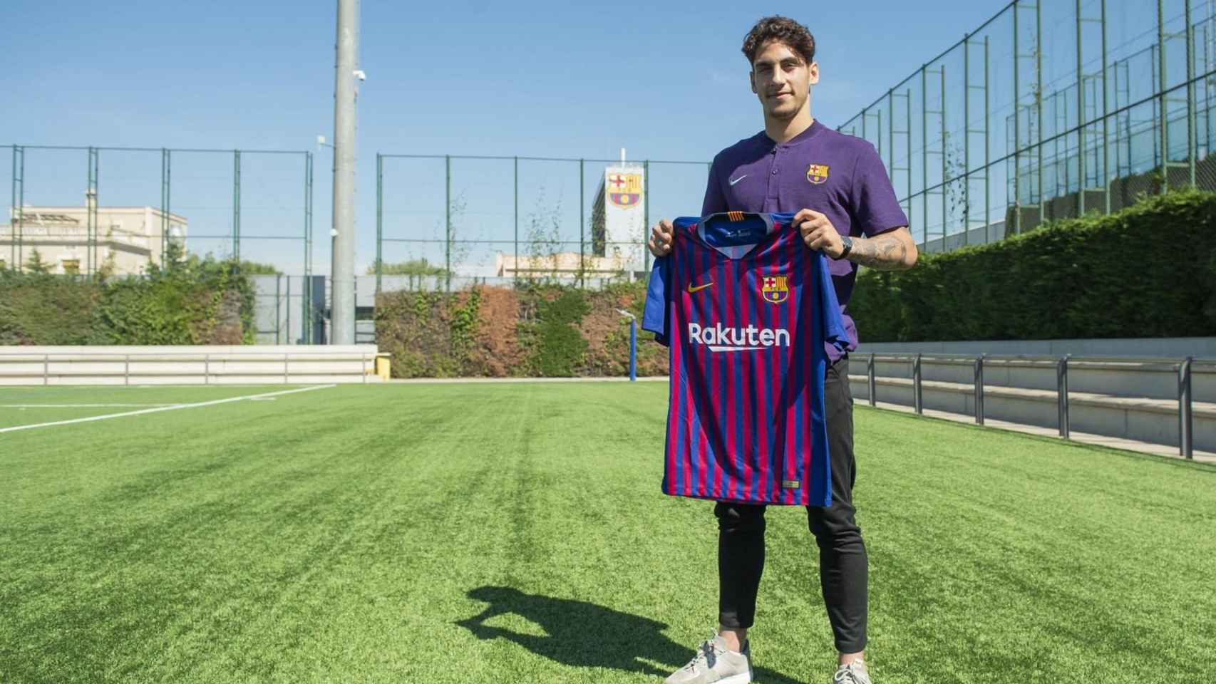 Ludovit Reis posa con la camiseta del Barça