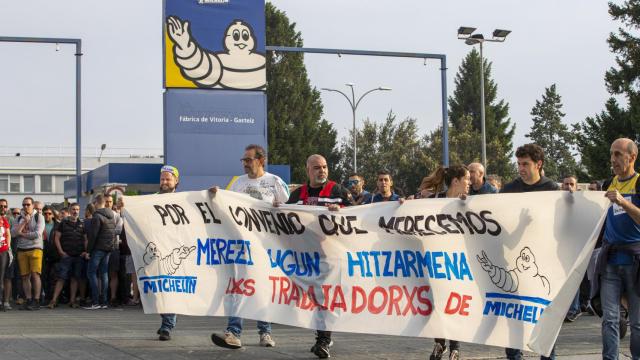 Cientos de trabajadores de la factoría de Michelin de Vitoria/EFE