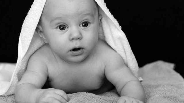 Un bebé en blanco y negro