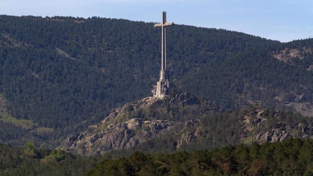 La cruz del Valle de Cuelgamuros desde el embalse de La Jarosa, en Guadarrama / Rafael Bastante - Europa Press