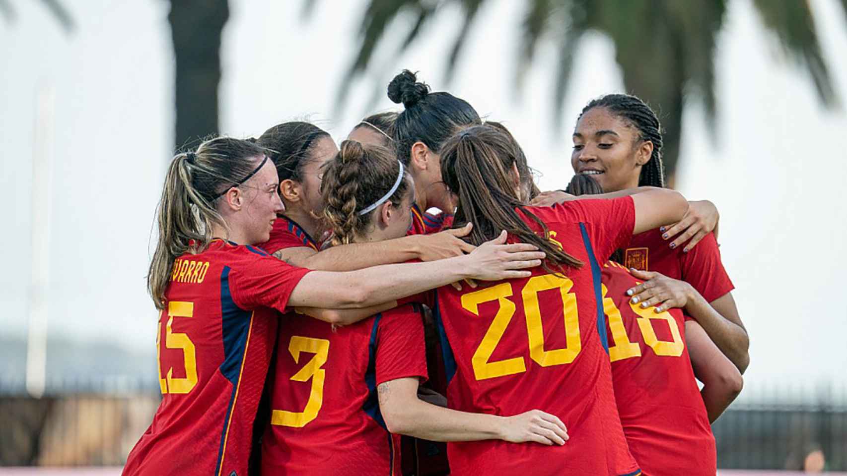 Salma Paralluelo y otras jugadoras de España, celebrando un gol con la Selección / RFEF