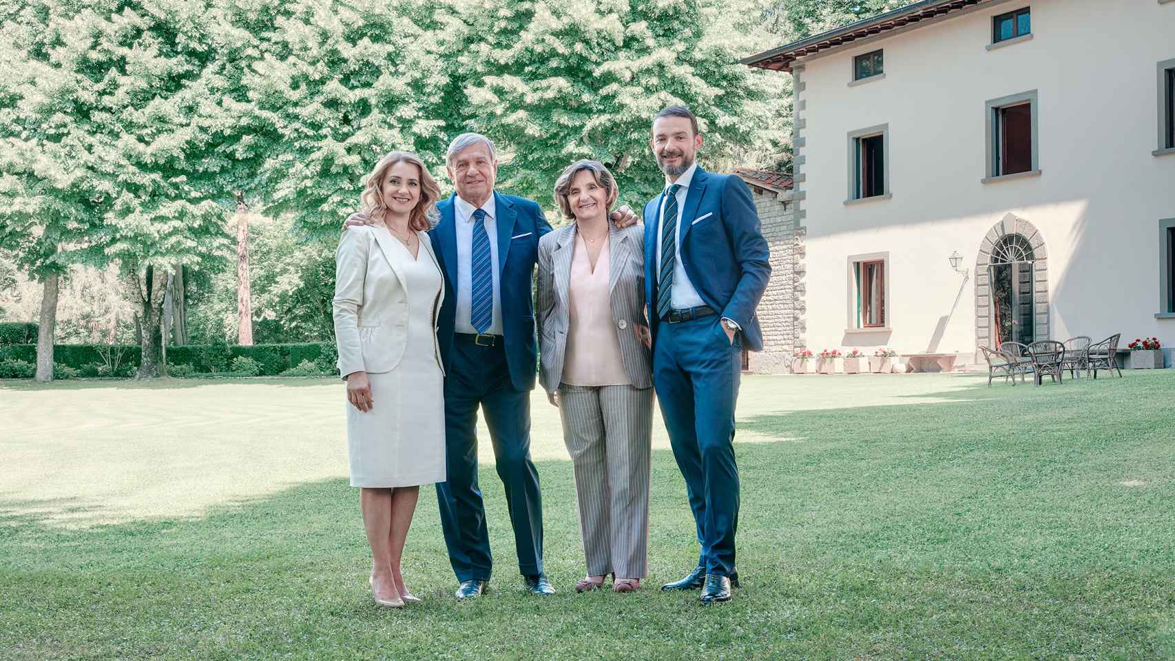 Familia Mercati en el jardín de la Villa Aboca