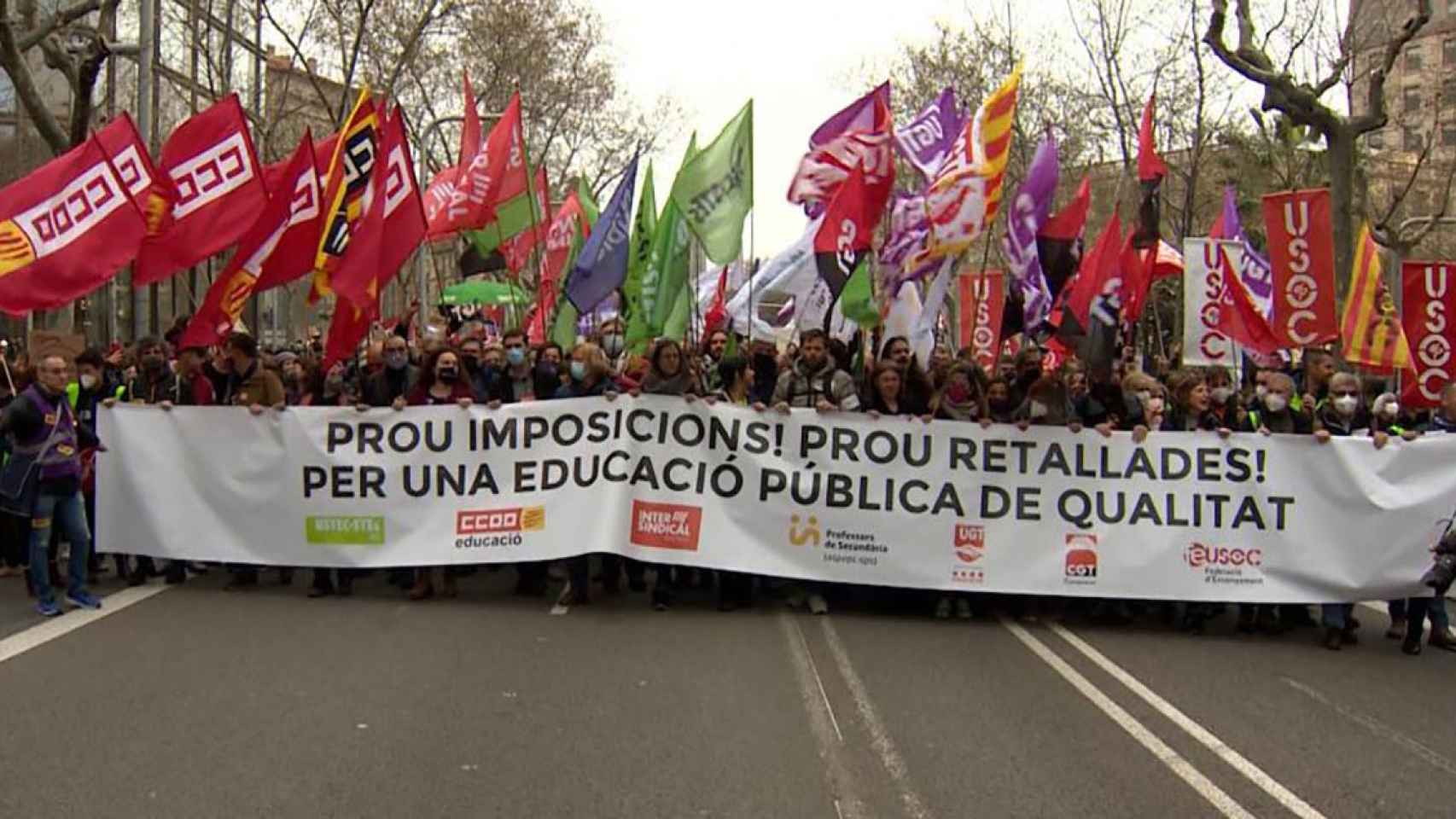 Miles de profesores se manifiestan pidiendo dimisión del exconsejero de Educación Josep González Cambray